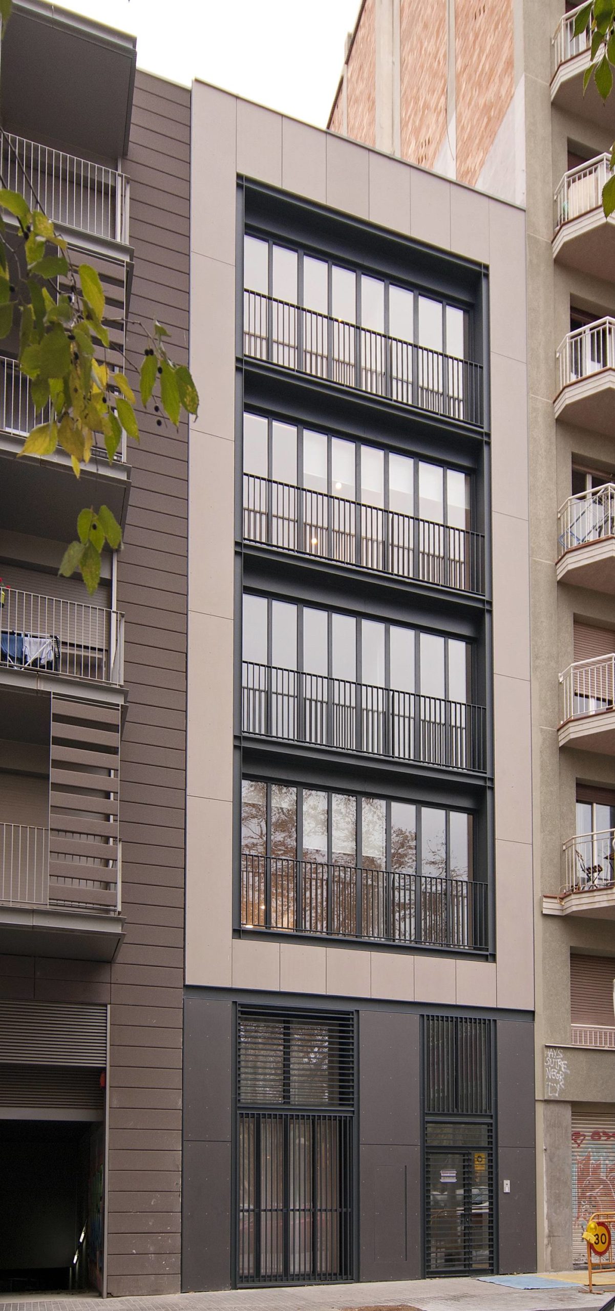 single-family housing building apartment building in Barcelona Lepanto